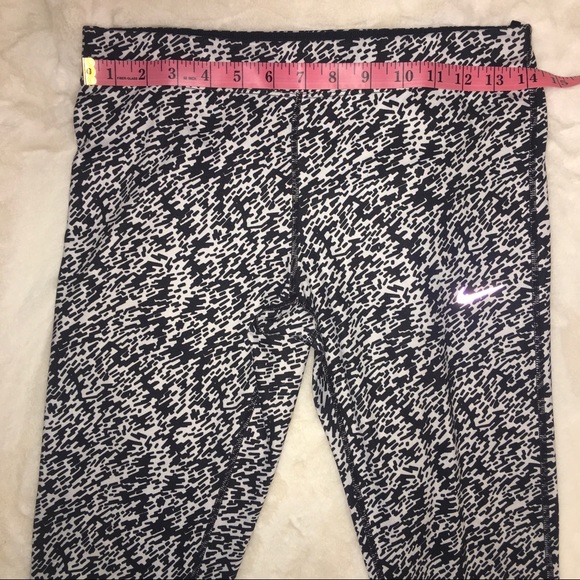 Nike Drifit Crop Black & White Print Legging Size Medium - Picture 4 of 7